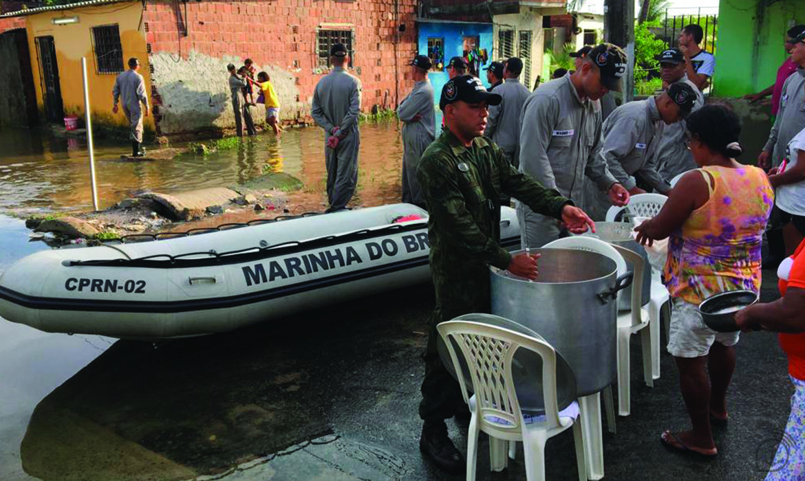 Marinha do Brasil presta auxilio à população de Pernambuco