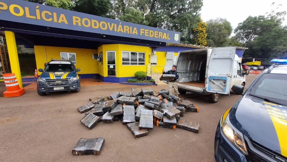 PRF prende dois homens transportando 1 4 tonelada de maconha em furgão