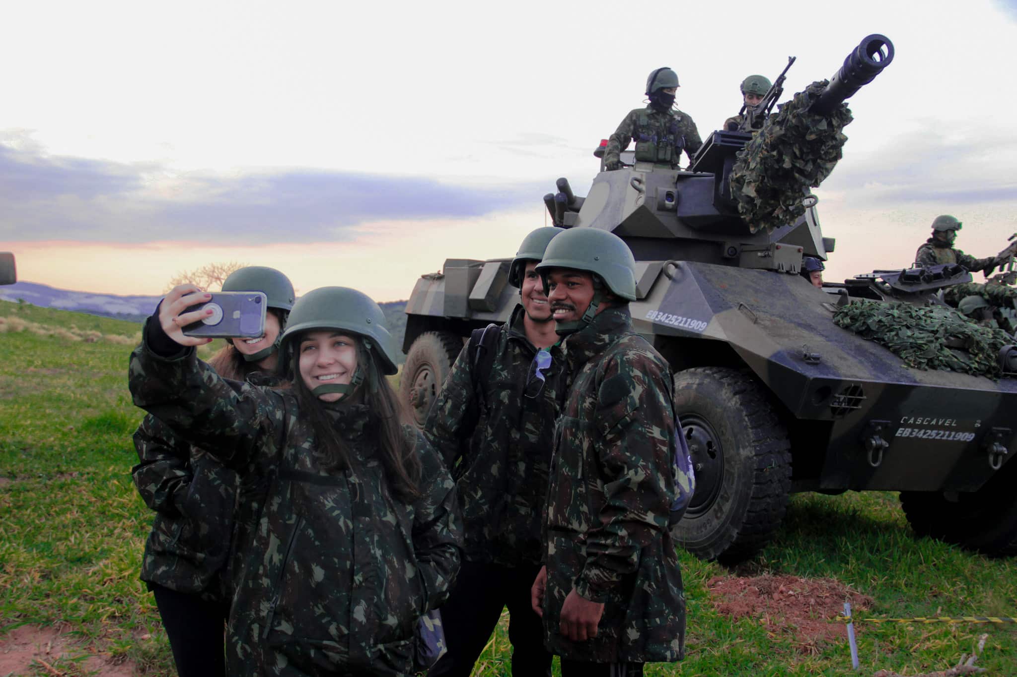 Imers O E Aprendizado Civis Vivenciam A Rotina Militar Na Escola De