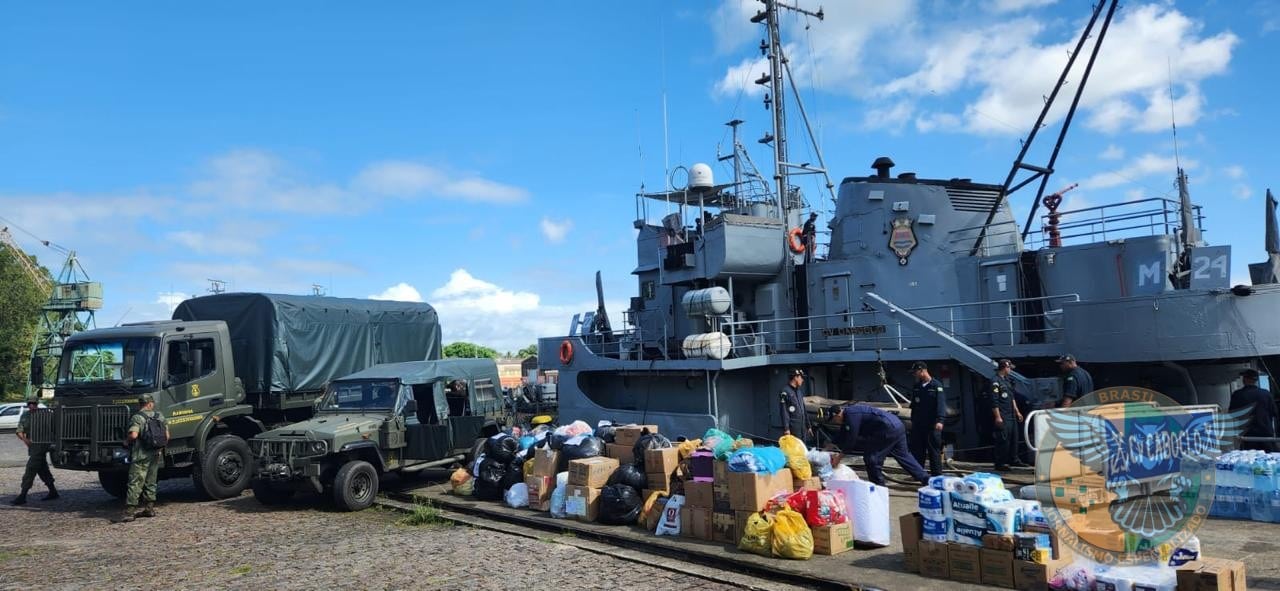 Navio Da Marinha Transporta Doa Es Para Atingidos Por Enchentes No Rio