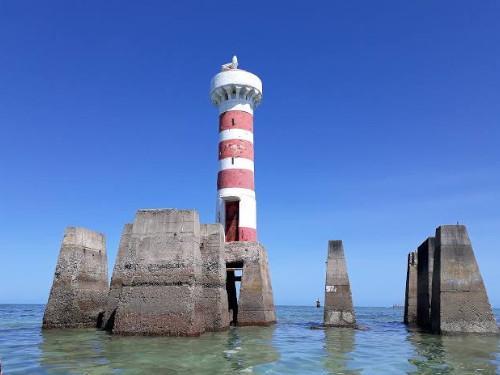 A Marinha identificou que a luz alaranjada no mar de Maceió é semelhante a  sinalizadores. - ZéNewsAi