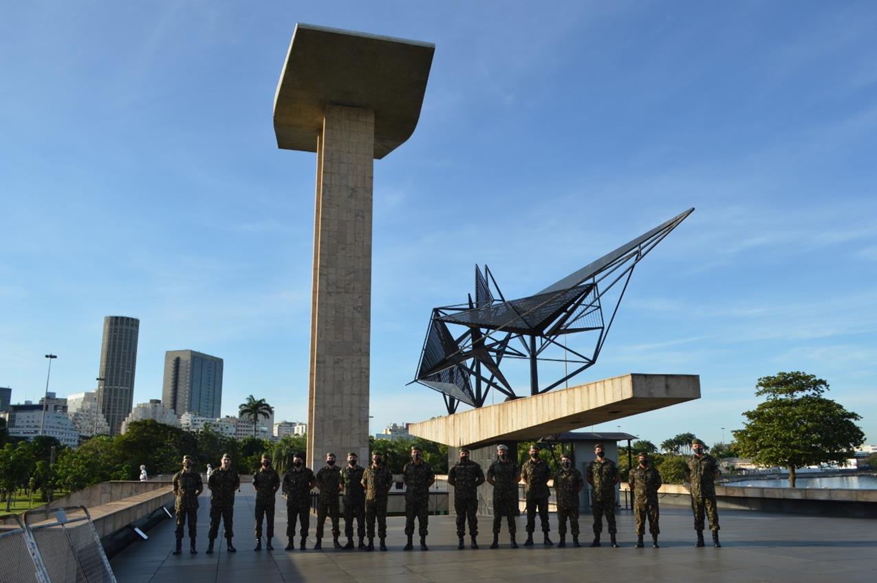 Oficiais realizam visita cultural ao Monumento Nacional aos Mortos ...