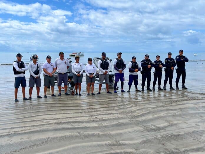 Equipe de segurança em formação na praia tropical