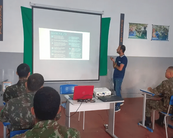 Apresentação militar em sala de aula.